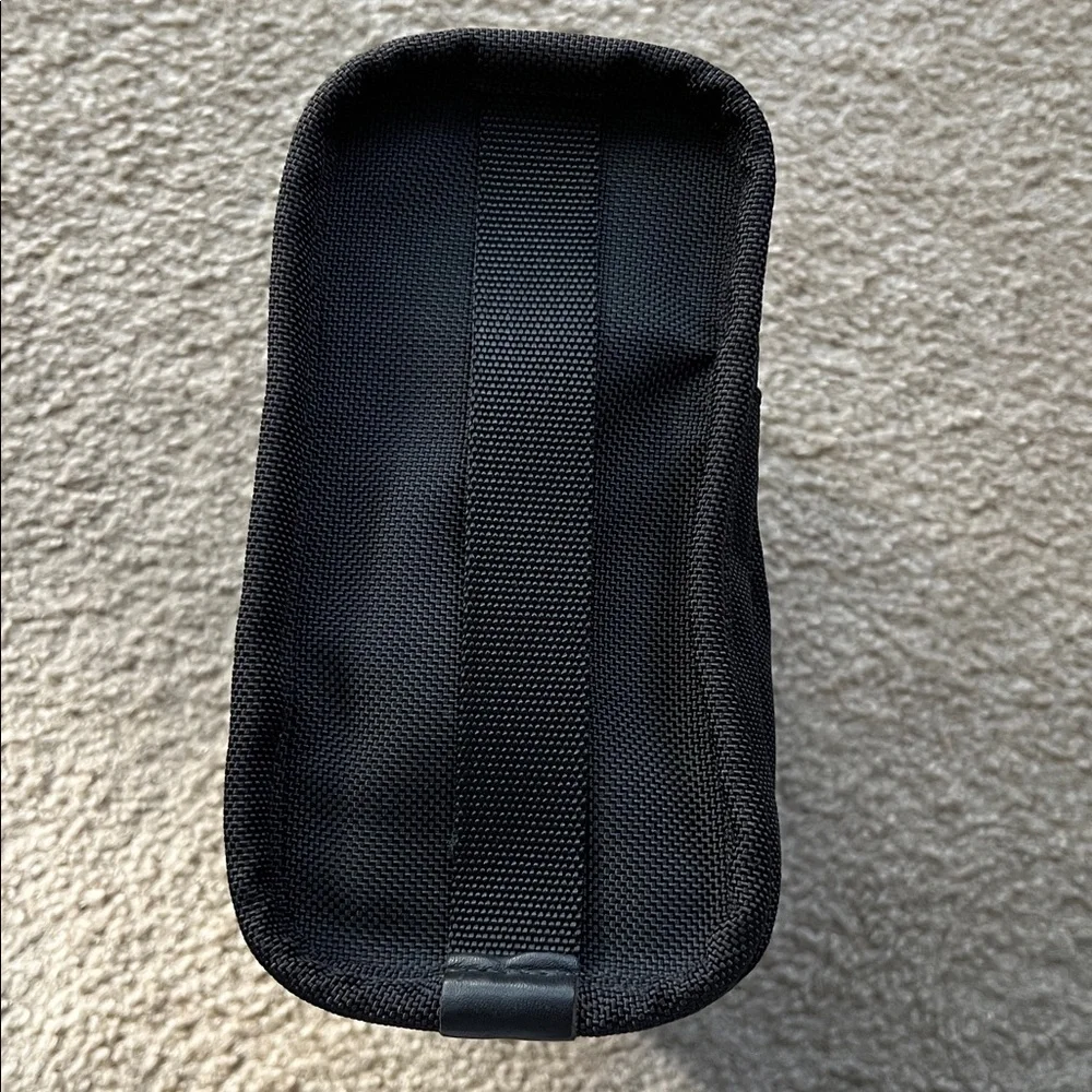 Tumi Black Travel Toiletry Cosmetics Bag Unisex Hang Organizer Storage Bathroom
